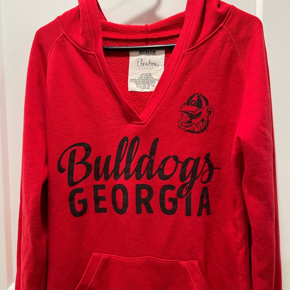 Georgia Bulldogs, medium women’s hoodie , great used condition, no flaws !